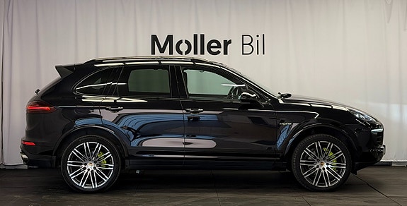 Porsche Cayenne S 2 of 5