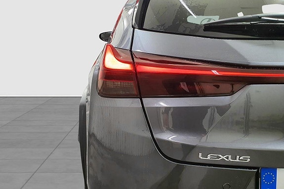 Lexus UX250h 11 of 22