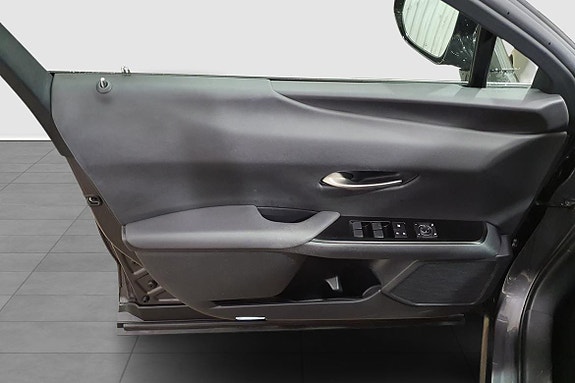 Lexus UX250h 20 of 22