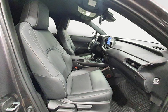 Lexus UX250h 16 of 22