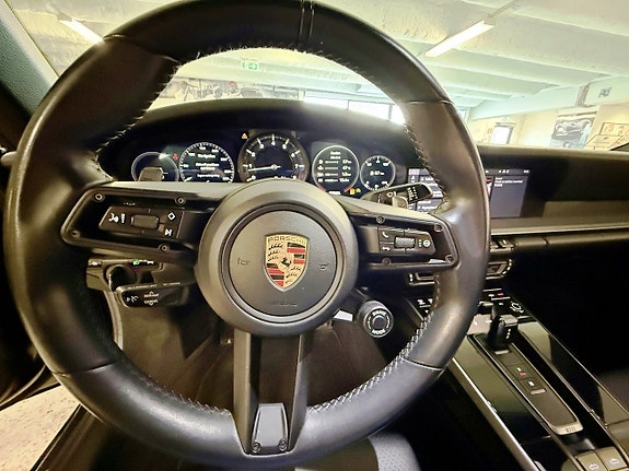Porsche 911 Carrera 4S 16 of 26