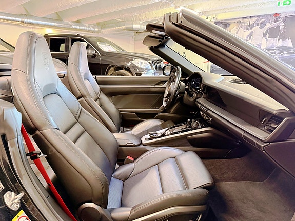 Porsche 911 Carrera 4S 14 of 26