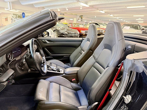 Porsche 911 Carrera 4S 13 of 26