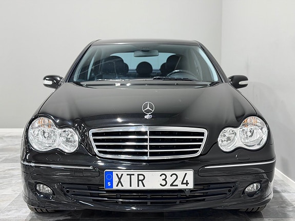 Mercedes-Benz C180 3 of 5