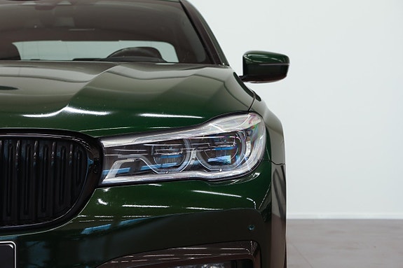BMW 740i 3 of 5