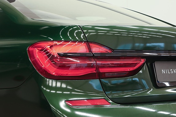 BMW 740i 8 of 25