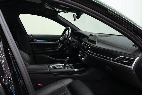 BMW 740i 10 of 25