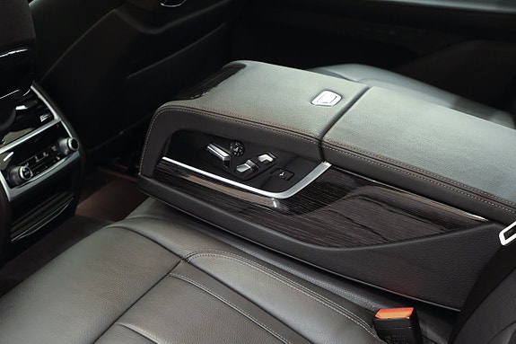 BMW 740i 21 of 25