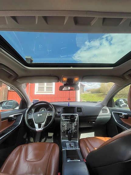 Volvo V60 2 of 10