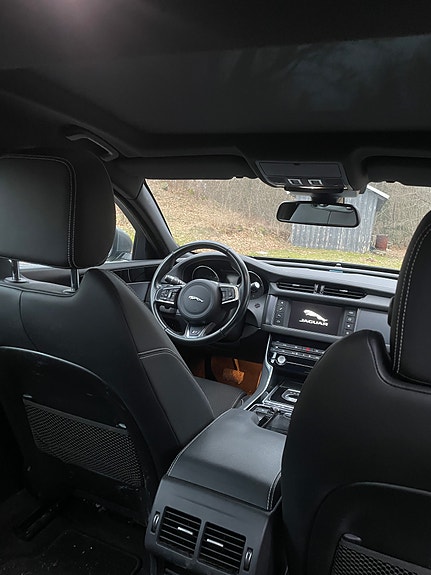 Jaguar XF 4 of 6