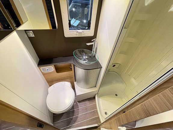 Adria Matrix Supreme 687 SL /ALDE/Solcell/Taksäng/Kedja/5 bältad/ 16 of 25