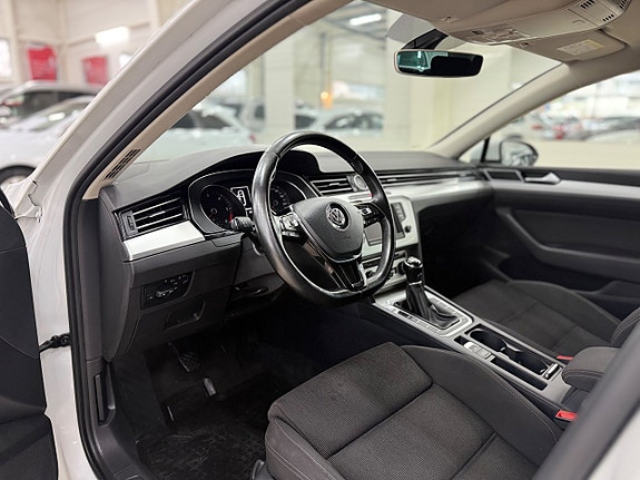 Volkswagen Passat 13 of 29