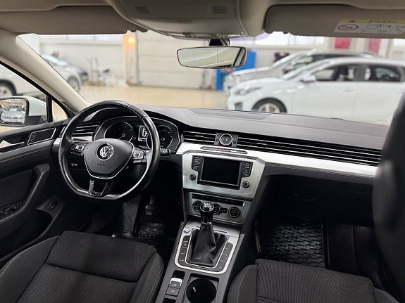 Volkswagen Passat 15 of 29