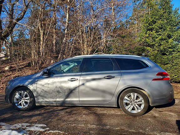 Peugeot 308 SW 2 of 5