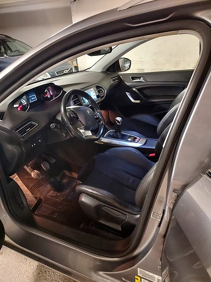 Peugeot 308 SW 3 of 5