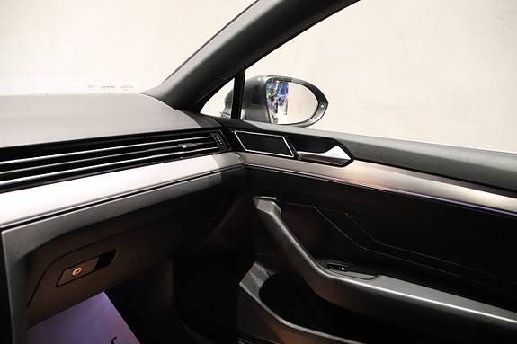 Volkswagen Passat 12 of 16