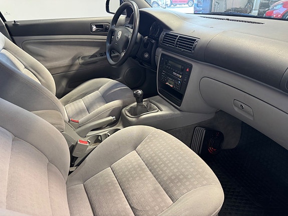 Volkswagen Passat 13 of 17