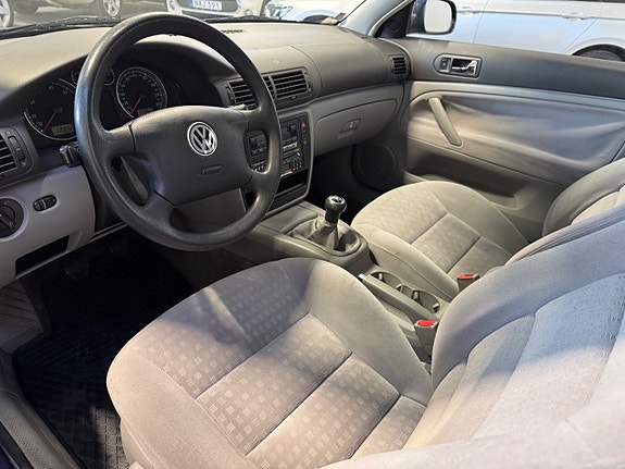 Volkswagen Passat 12 of 17