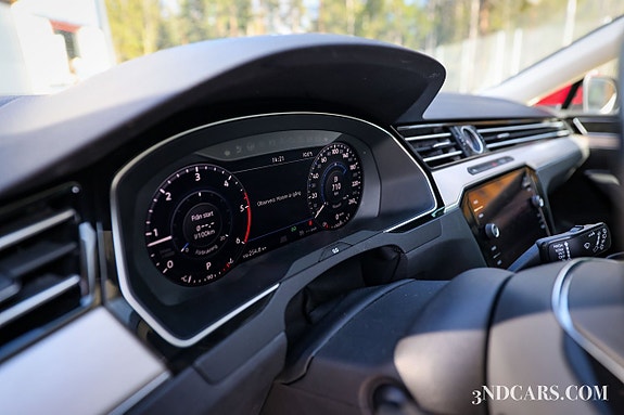 Volkswagen Passat 13 of 19
