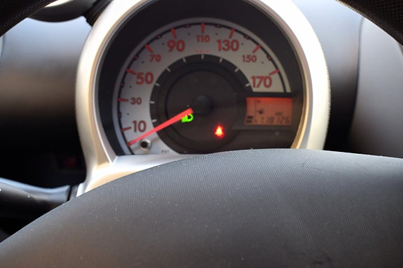 Peugeot 107 2 of 5