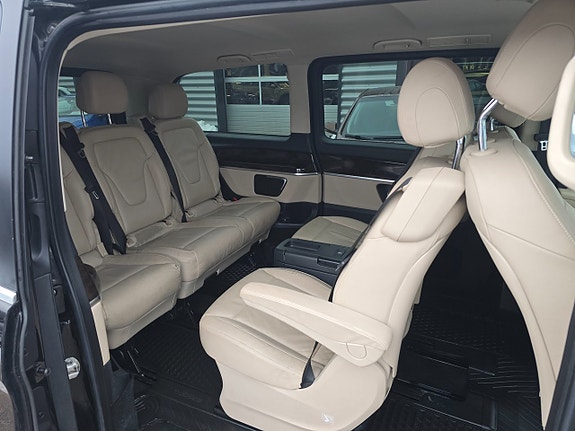 Mercedes-Benz V250 12 of 16
