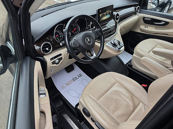 Mercedes-Benz V250 11 of 16