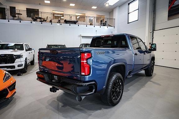 Chevrolet Silverado 2500 2 of 5