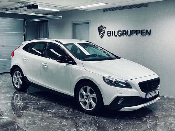 Volvo V40 Cross Country 2 of 5