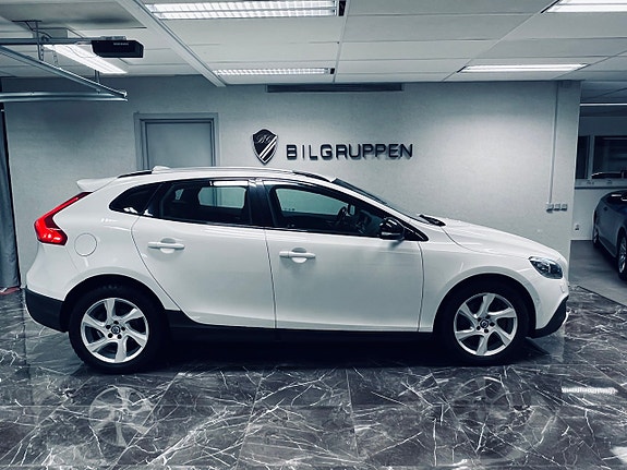 Volvo V40 Cross Country 3 of 5