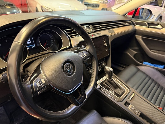 Volkswagen Passat 12 of 15