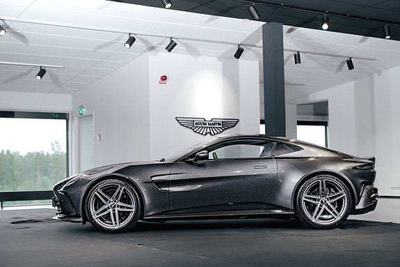 Aston Martin Vantage 6 of 21