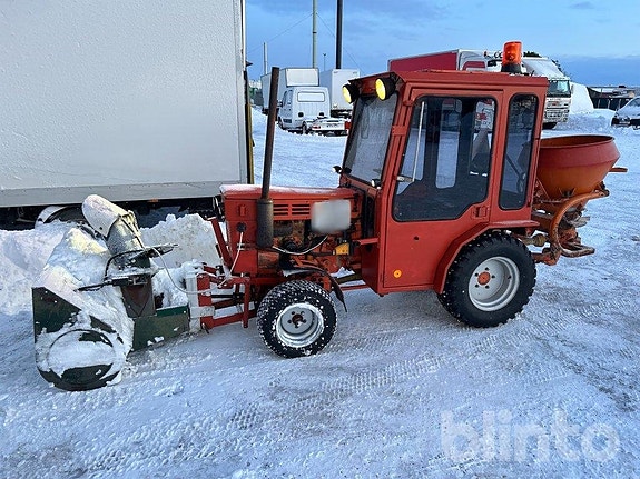 Traktor HOLDER P 60 med flera redskap