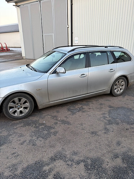 BMW 523i 3 of 5