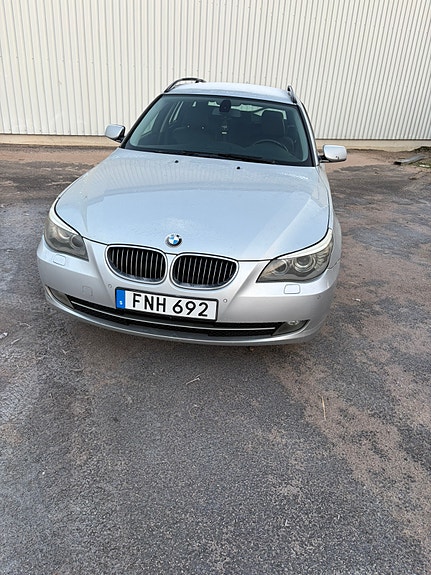 BMW 523i 2 of 5