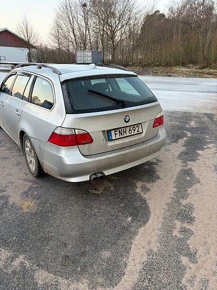 BMW 523i 4 of 5