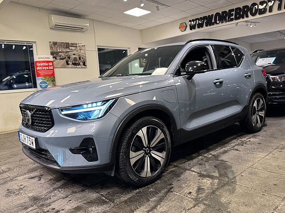 Volvo XC40 2 of 5