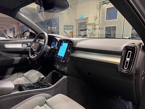 Volvo XC40 9 of 27