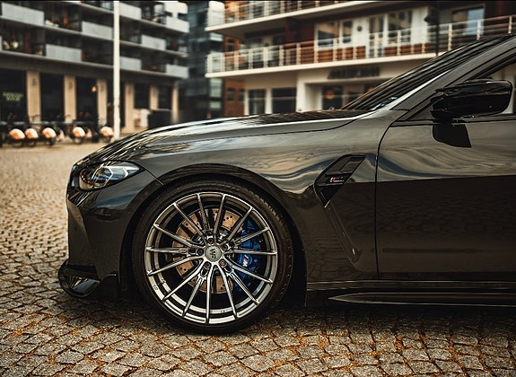 BMW M4 3 of 5
