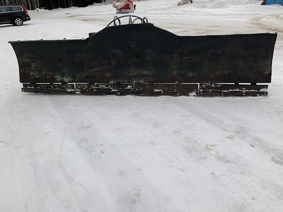 Snöblad stora BM fästet. Hydraliskt svängbart.Bredd 4,0 m.