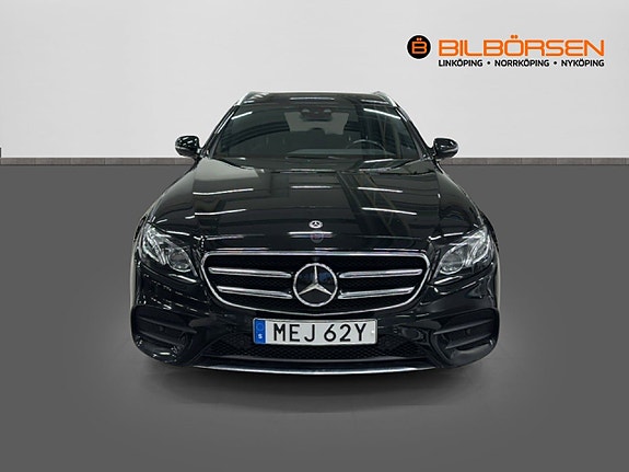 Mercedes-Benz E220 2 of 5