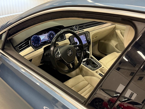 Volkswagen Passat 9 of 24