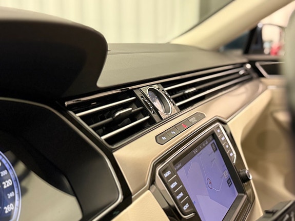Volkswagen Passat 13 of 24