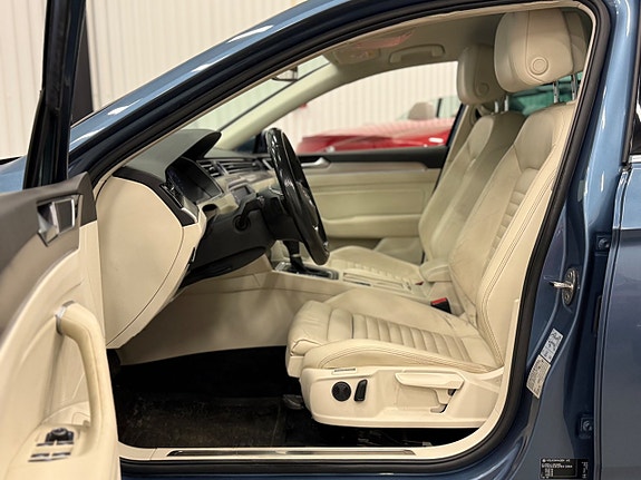 Volkswagen Passat 10 of 24