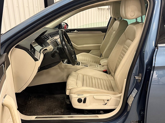 Volkswagen Passat 18 of 24