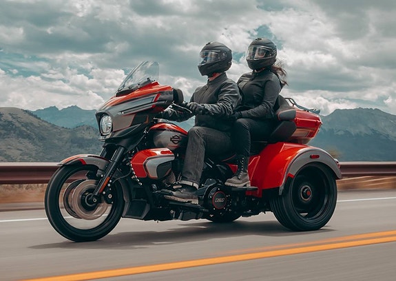 Harley-Davidson CVO Street Glide 3 2 of 5
