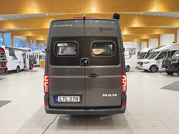 Adria TWIN MAX 680 SLB (MAN+Adaptiv+Pano+Långbädd+Aut 180hk) 4 of 25