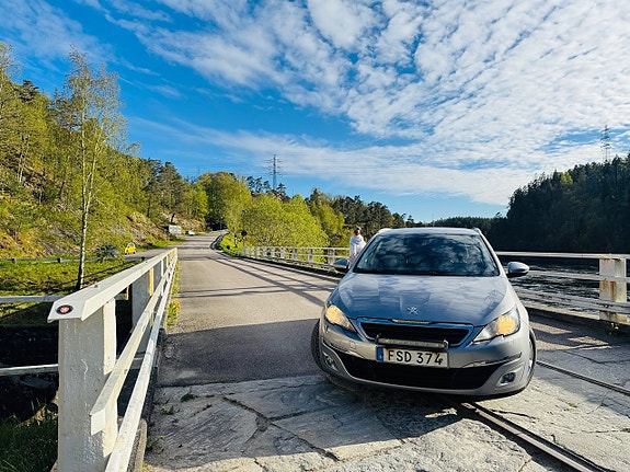 Peugeot 308 SW 2 of 5
