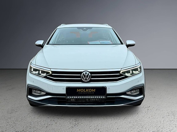 Volkswagen Passat Alltrack 2 of 5