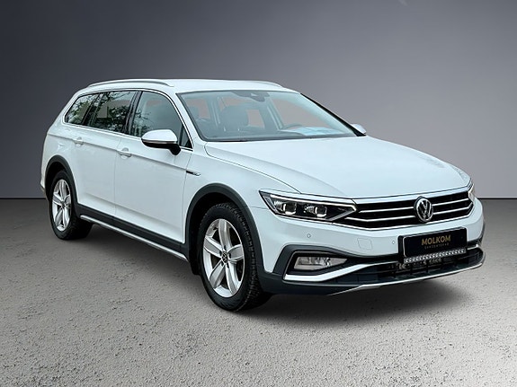 Volkswagen Passat Alltrack 3 of 5