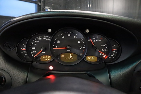 Porsche 911 Carrera 4 13 of 27